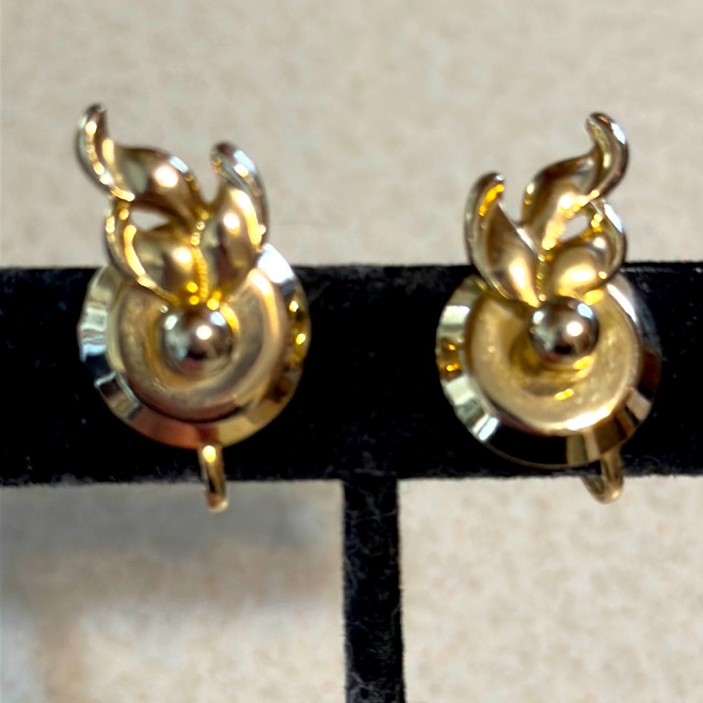 Vintage Coro gold tone screw back earrings (535)